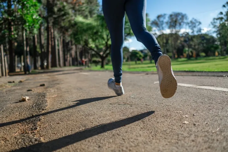 Buty biegowe w teren - dlaczego każdy biegacz powinien je mieć?